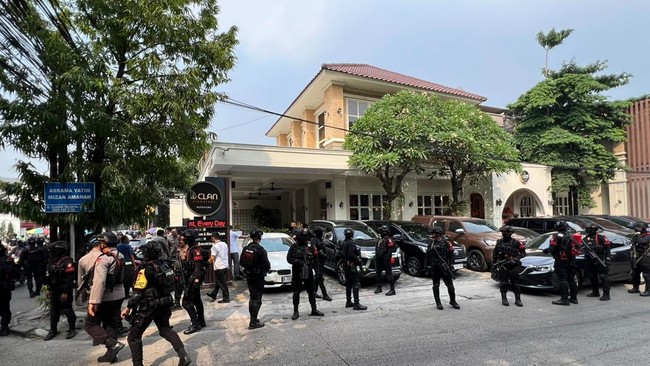 Polisi geledah kafe DeClan di Cipete, Jakarta Selatan (Adhfar/detikcom)