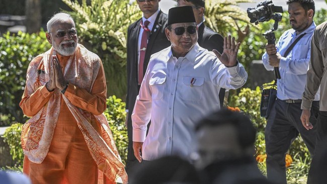 Presiden Prabowo Subianto (kanan) mendampingi Perdana Menteri (PM) India Narendra Modi (kiri) saat mengunjungi Candi Prambanan di Sleman, DI Yogyakarta, Rabu (8/7/2026). Kunjungan Presiden Prabowo dan PM India Narendra Modi itu untuk melihat serta me
