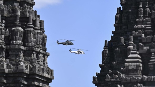 Helikopter Super Puma yang membawa Presiden Prabowo Subianto dan Perdana Menteri India Narendra Modi terbang rendah untuk mengamati kawasan Kompleks Candi Prambanan di Sleman, DI Yogyakarta, Rabu (8/7/2026). Kunjungan Presiden Prabowo dan PM India Na