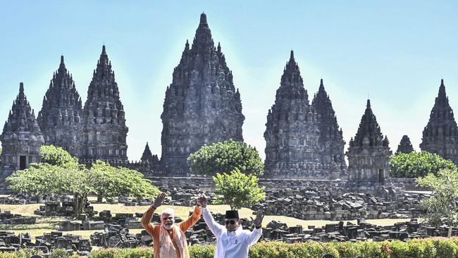Presiden Prabowo Subianto (kanan) berfoto bersama Perdana Menteri (PM) India Narendra Modi (kiri) usai meresmikan kerja sama konservasi dan restorasi warisan budaya di Candi Prambanan, Sleman, DI Yogyakarta, Rabu (8/7/2026). Kunjungan Presiden Prabow