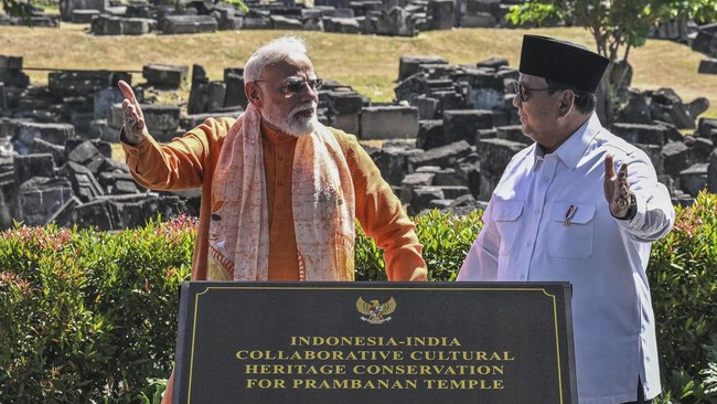 Presiden Prabowo Subianto (kanan) berbincang dengan Perdana Menteri (PM) India Narendra Modi (kiri) saat meresmikan kerja sama konservasi dan restorasi warisan budaya di Candi Prambanan di Sleman, DI Yogyakarta, Rabu (8/7/2026). Kunjungan Presiden Pr