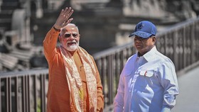Presiden Prabowo Subianto (kanan) mendampingi Perdana Menteri (PM) India Narendra Modi (kiri) saat mengunjungi Candi Prambanan di Sleman, DI Yogyakarta, Rabu (8/7/2026). Kunjungan Presiden Prabowo dan PM India Narendra Modi itu untuk melihat serta me