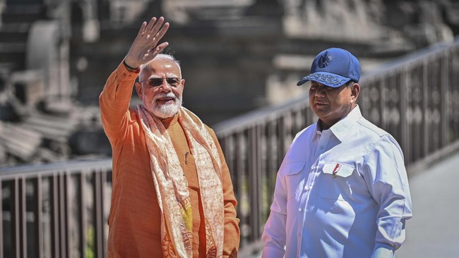 Presiden Prabowo Subianto (kanan) mendampingi Perdana Menteri (PM) India Narendra Modi (kiri) saat mengunjungi Candi Prambanan di Sleman, DI Yogyakarta, Rabu (8/7/2026). Kunjungan Presiden Prabowo dan PM India Narendra Modi itu untuk melihat serta me