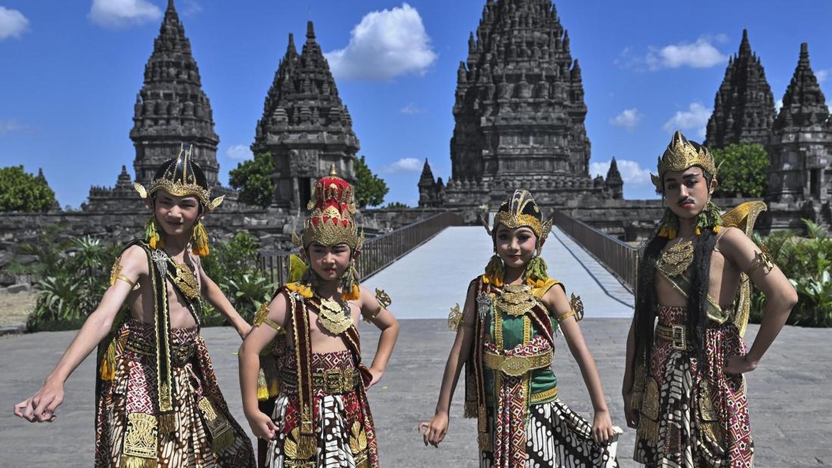 Sejumlah anak berkostum tokoh pewayangan bersiap menyambut kedatangan Presiden Prabowo Subianto dan Perdana Menteri (PM) India Narendra Modi di kompleks Candi Prambanan, DI Yogyakarta, Rabu (8/7/2026). Presiden Prabowo Subianto dan PM India Narendra