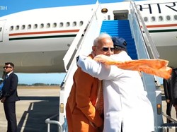 Prabowo Lepas Kepulangan PM India di Bandara YIA, Pelukan dan Saling Hormat