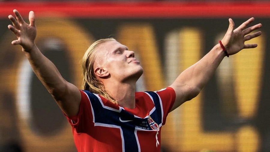 Melalui profil Erling Haaland&comma; kamu bisa mengenal lebih dekat sosok striker asal Norwegia yang kini menjadi salah satu pemain terbaik dunia&period; Berkat ketajamannya sebagai pencetak gol Norwegia&comma; namanya terus diperhitungkan di level internasional&period;