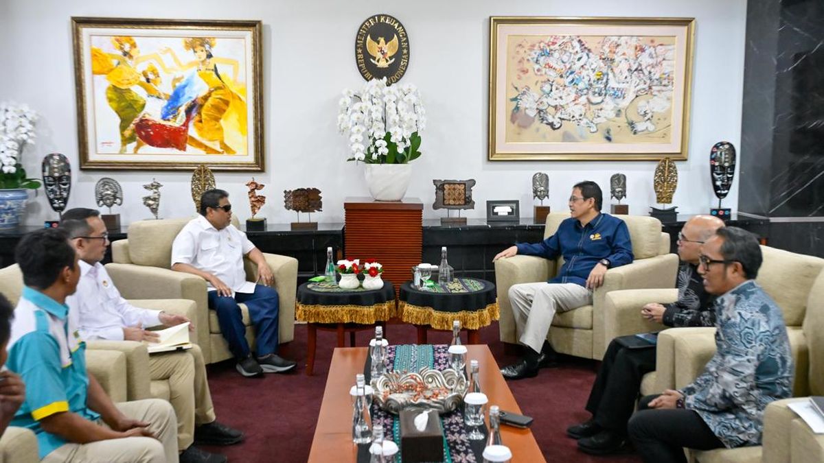 Purbaya Kaji Pencairan JHT Bebas Pajak yang Diusulkan Buruh