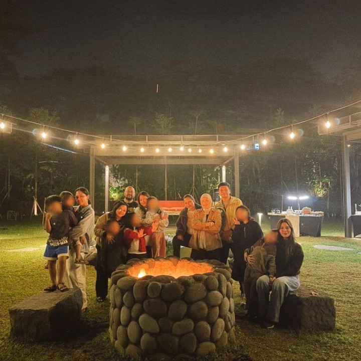 <p>Di liburan kali ini, Raisa tak hanya mengajak putri semata wayangnya. Pelantun lagu <em>Mantan Terindah</em> ini juga berlibur bersama teman-teman baiknya. Raisa tampaknya sedang mengambil jeda di tengah kesibukan untuk membangun memori baik bersama orang terkasih. (Foto: Instagram @raisa6690)</p>