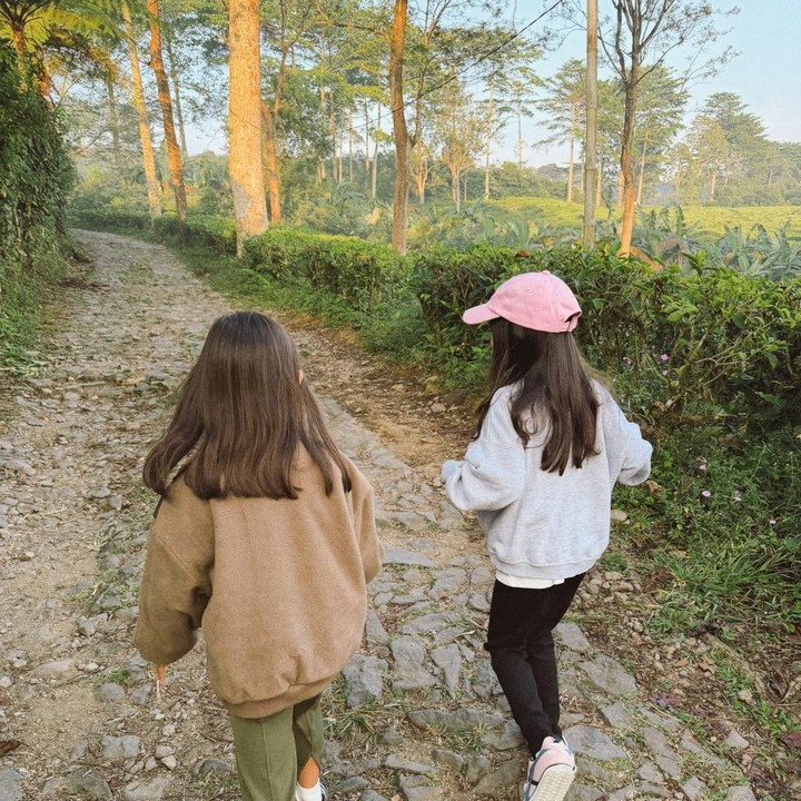 <p>Melalui unggahan di Instagram, Raisa mem-<em>posting</em> foto sang putri saat menikmati suasana Puncak Bogor yang indah. Zalina tampak sedang bereksplorasi menapaki jalanan berbatu bersama teman sebayanya. "Melihat anak-anak kita berlarian seperti yang dulu kita lakukan... hatiku sungguh sangat bahagia. Ini akan menjadi kenangan yang tak terlupakan," tulisnya dalam <em>caption.</em>&nbsp;(Foto: Instagram @raisa6690)</p>