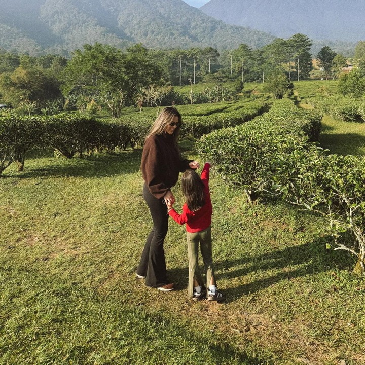<p>Penyanyi Raisa belum lama ini mengajak sang putri Zalina berlibur, Bunda. Raisa memboyong putri semata wayangnya itu liburan ke Puncak Bogor untuk menikmati pemandangan alam yang indah. (Foto: Instagram @raisa6690)</p>