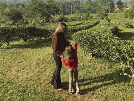 Potret Raisa dan Zalina, Terbaru Ajak Sang Putri Liburan ke Puncak Bogor