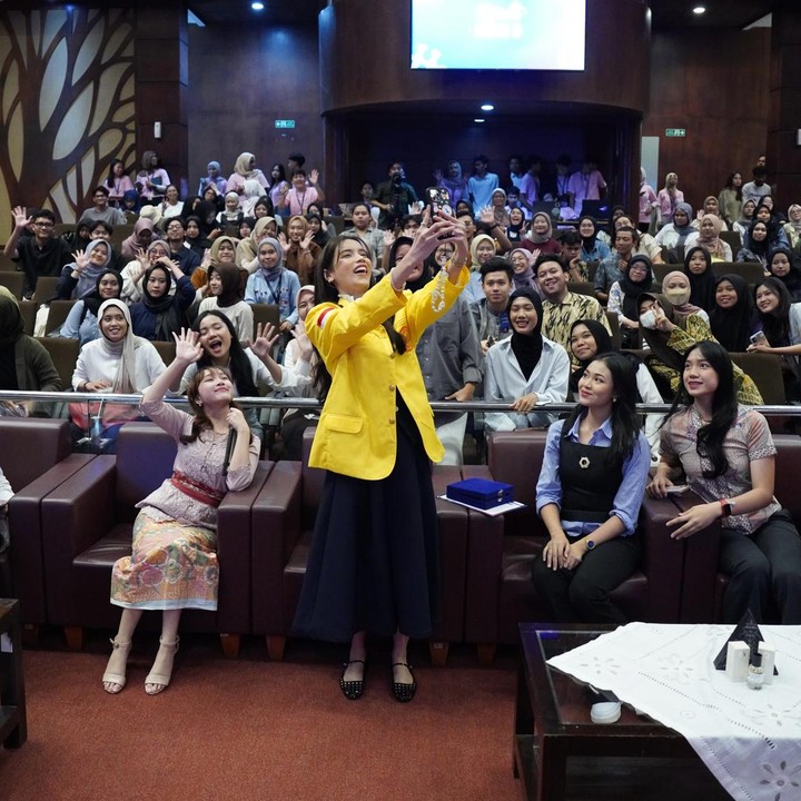 <p>Kabar tersebut disampaikan langsung oleh Sabrina melalui <em>postingan</em> di akun Instagram pribadinya. Dalam unggahannya, Sabrina membagikan tangkapan layar surat pengunduran diri beserta alasan di balik keputusannya.&nbsp;(Foto: Instagram @sabrinachairunnisa_)</p>
