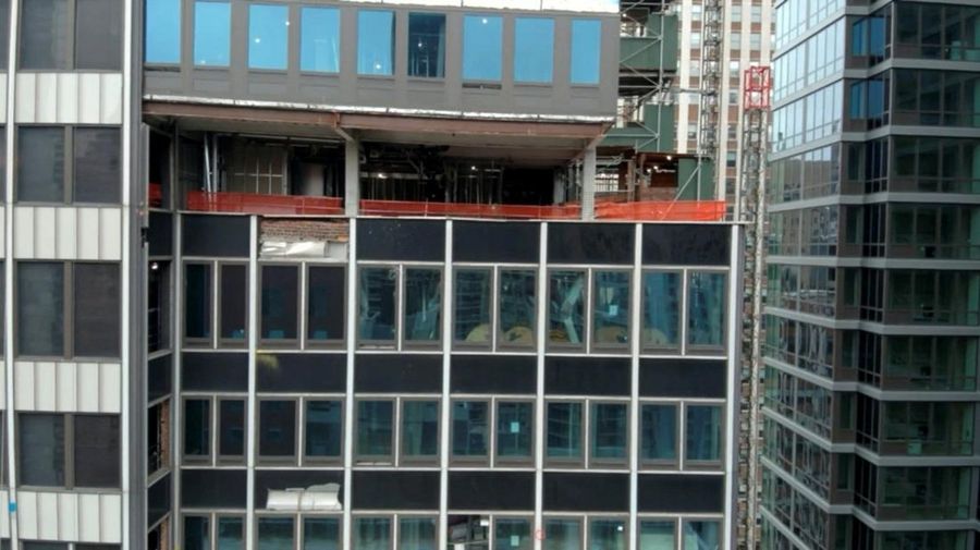 Sebuah gedung pencakar langit nan sedang dibangun, nan menurut Departemen Pemadam Kebakaran Kota New York, tetap berisiko runtuh setelah dua kolom penyangganya patah, terlihat dalam gambar tak bersuara dari video di distrik Manhattan, Kota New York, AS, 7 Juli 2026.