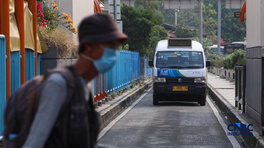 Sejumlah penduduk memanfaatkan jasa Mikrotrans JakLingko di Terminal Blok M, Jakarta, Rabu (8/7/2026).
