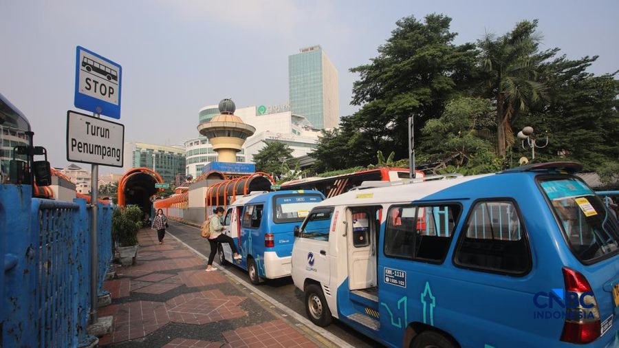 Sejumlah penduduk memanfaatkan jasa Mikrotrans JakLingko di Terminal Blok M, Jakarta, Rabu (8/7/2026).