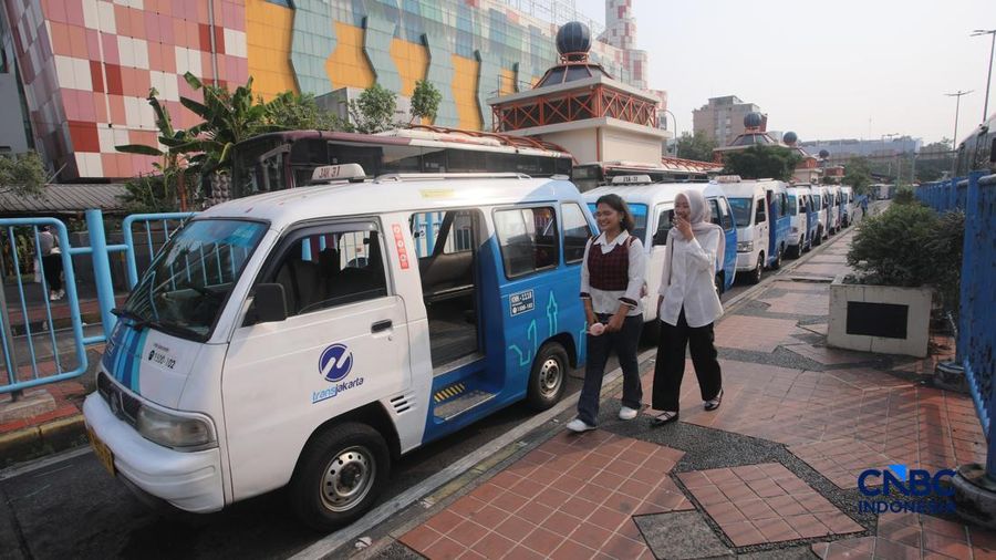 Sejumlah penduduk memanfaatkan jasa Mikrotrans JakLingko di Terminal Blok M, Jakarta, Rabu (8/7/2026). (CNBC Indonesia/Faisal Rahman)