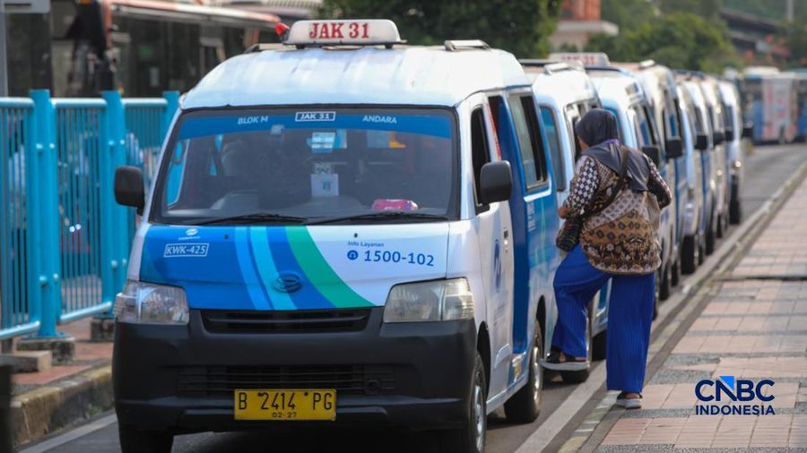 Sejumlah penduduk memanfaatkan jasa Mikrotrans JakLingko di Terminal Blok M, Jakarta, Rabu (8/7/2026).