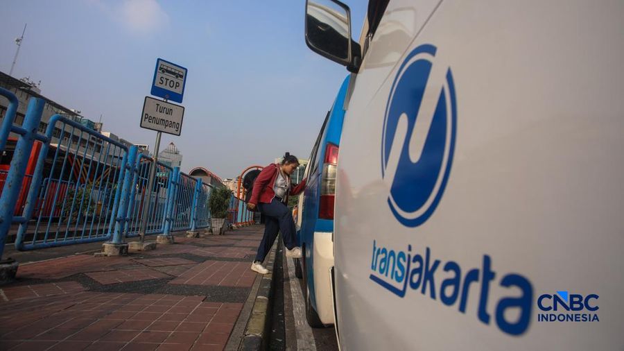 Sejumlah penduduk memanfaatkan jasa Mikrotrans JakLingko di Terminal Blok M, Jakarta, Rabu (8/7/2026).