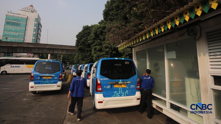 Sejumlah penduduk memanfaatkan jasa Mikrotrans JakLingko di Terminal Blok M, Jakarta, Rabu (8/7/2026).