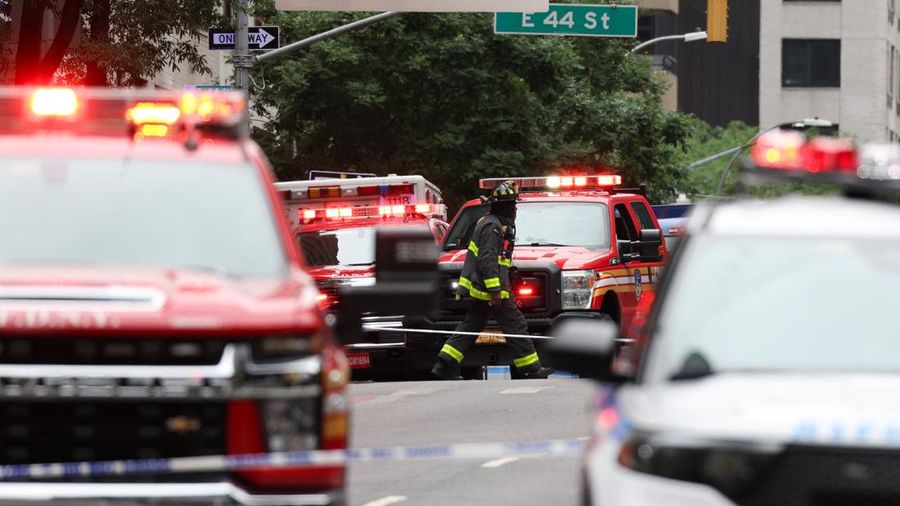 Seorang petugas pemadam kebakaran melangkah di dekat sebuah gedung di Jalan 42, nan dilaporkan mempunyai masalah struktural, di Kota New York, AS, 7 Juli 2026.