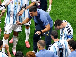 Soccer Football - FIFA World Cup 2026 - Round of 16 - Argentina v Egypt - Atlanta Stadium, Atlanta, Georgia, U.S. - July 7, 2026 Argentina coach Lionel Scaloni speaks to his players during the first half hydration break REUTERS/Marco Bello