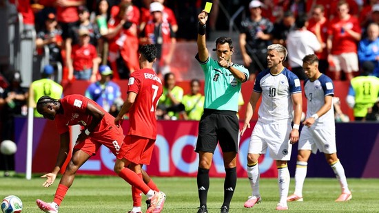 Soccer Football - FIFA World Cup 2026 - Group B - Canada v Bosnia and Herzegovina - Toronto Stadium, Toronto, Canada - June 12, 2026 Referee Facundo Tello shows a yellow card to Canada's Luc de Fougerolles REUTERS/Bernadett Szabo