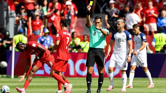 Soccer Football - FIFA World Cup 2026 - Group B - Canada v Bosnia and Herzegovina - Toronto Stadium, Toronto, Canada - June 12, 2026 Referee Facundo Tello shows a yellow card to Canada's Luc de Fougerolles REUTERS/Bernadett Szabo