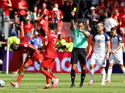 Soccer Football - FIFA World Cup 2026 - Group B - Canada v Bosnia and Herzegovina - Toronto Stadium, Toronto, Canada - June 12, 2026 Referee Facundo Tello shows a yellow card to Canada's Luc de Fougerolles REUTERS/Bernadett Szabo