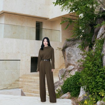5 Gaya Fashion Song Hye Kyo dengan Aura 'Lady Boss' yang Elegan