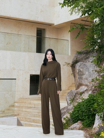 5 Gaya Fashion Song Hye Kyo dengan Aura 'Lady Boss' yang Elegan