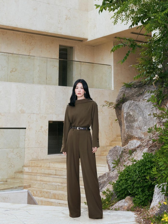 Baru-baru ini, Song Hye Kyo membagikan sejumlah potret gaya fashion-nya yang modis untuk fashion brand Korea yakni MIICHA./ Foto: Mok Jung Wook/instagram.com/kyo1122