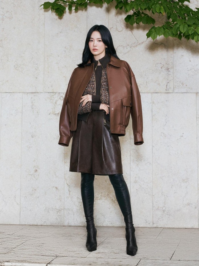 Pada pemotretan kali ini, Song Hye Kyo terlihat mix and match berbagai fashion item dengan pesona 'Lady Boss' yang anggun sekaligus elegan, lho./ Foto: Mok Jung Wook/instagram.com/kyo1122