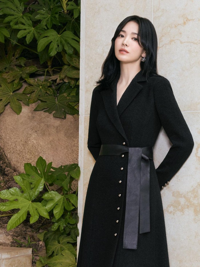 Deretan gaya fashion Song Hye Kyo ini sangat cocok sebagai outfit ngantor hingga menghadiri acara formal, Beauties./ Foto: Mok Jung Wook/instagram.com/kyo1122