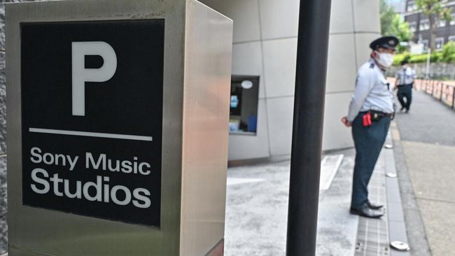 Members of security stand outside the entrance to the Sony Music Studios offices in downtown Tokyo on May 30, 2024. (Photo by Richard A. Brooks / AFP)