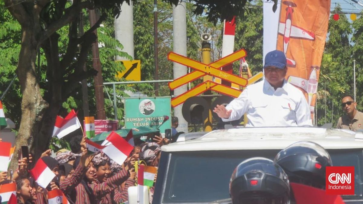 Prabowo Sapa Siswa Sekolah dan Warga di Sleman