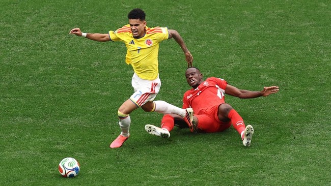 Soccer Football - FIFA World Cup 2026 - Round of 16 - Switzerland v Colombia - BC Place, Vancouver, Canada - July 7, 2026 Switzerland's Denis Zakaria in action with Colombia's Luis Diaz REUTERS/Lee Smith  REFILE - CORRECTING EVENT AND LOCATION