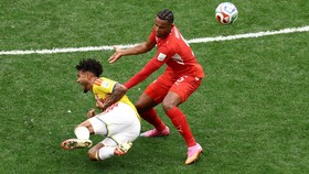 Soccer Football - FIFA World Cup 2026 - Round of 16 - Switzerland v Colombia - BC Place, Vancouver, Canada - July 7, 2026 Switzerland's Manuel Akanji in action with Colombia's Luis Suarez REUTERS/Lee Smith  REFILE - CORRECTING EVENT AND LOCATION