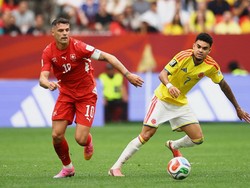 Soccer Football - FIFA World Cup 2026 - Round of 16 - Switzerland v Colombia - BC Place, Vancouver, Canada - July 7, 2026 Colombia's Luis Diaz in action with Switzerland's Granit Xhaka REUTERS/Agustin Marcarian