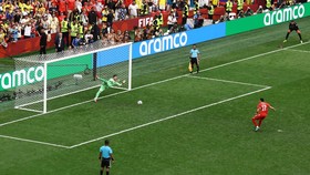 Soccer Football - FIFA World Cup 2026 - Round of 16 - Switzerland v Colombia - BC Place, Vancouver, Canada - July 7, 2026 Switzerland's Ruben Vargas scores a penalty during the penalty shootout to win the match REUTERS/Lee Smith