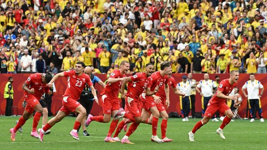 Soccer Football - FIFA World Cup 2026 - Round of 16 - Switzerland v Colombia - BC Place, Vancouver, Canada - July 7, 2026 Switzerland's Djibril Sow and teammates celebrate after the penalty shootout as Switzerland qualify for the quarter finals of th