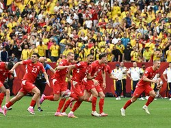 Soccer Football - FIFA World Cup 2026 - Round of 16 - Switzerland v Colombia - BC Place, Vancouver, Canada - July 7, 2026 Switzerland's Djibril Sow and teammates celebrate after the penalty shootout as Switzerland qualify for the quarter finals of th