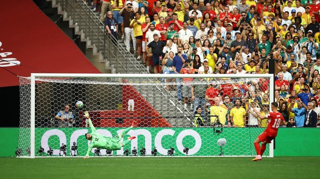 Soccer Football - FIFA World Cup 2026 - Round of 16 - Switzerland v Colombia - BC Place, Vancouver, Canada - July 7, 2026 Switzerland's Granit Xhaka scores a penalty past Colombia's Camilo Vargas during the penalty shootout REUTERS/Albert Gea