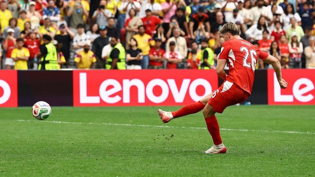 Soccer Football - FIFA World Cup 2026 - Round of 16 - Switzerland v Colombia - BC Place, Vancouver, Canada - July 7, 2026 Switzerland's Cedric Itten scores a penalty during the penalty shootout REUTERS/Agustin Marcarian