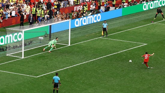 Soccer Football - FIFA World Cup 2026 - Round of 16 - Switzerland v Colombia - BC Place, Vancouver, Canada - July 7, 2026 Switzerland's Ruben Vargas scores a penalty during the penalty shootout to win the match REUTERS/Lee Smith