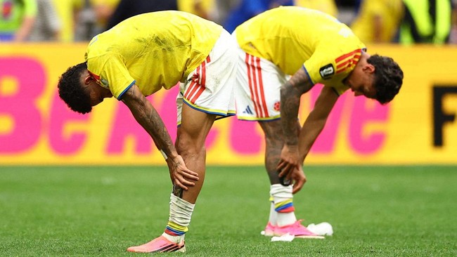 Soccer Football - FIFA World Cup 2026 - Round of 16 - Switzerland v Colombia - BC Place, Vancouver, Canada - July 7, 2026 Colombia's Luis Diaz and Richard Rios look dejected after the match following their elimination from the World Cup REUTERS/Agust