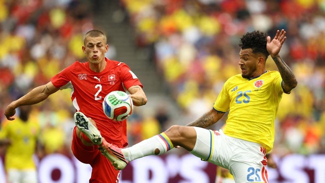 Soccer Football - FIFA World Cup 2026 - Round of 16 - Switzerland v Colombia - BC Place, Vancouver, Canada - July 7, 2026 Switzerland's Miro Muheim in action with Colombia's Luis Suarez REUTERS/Albert Gea