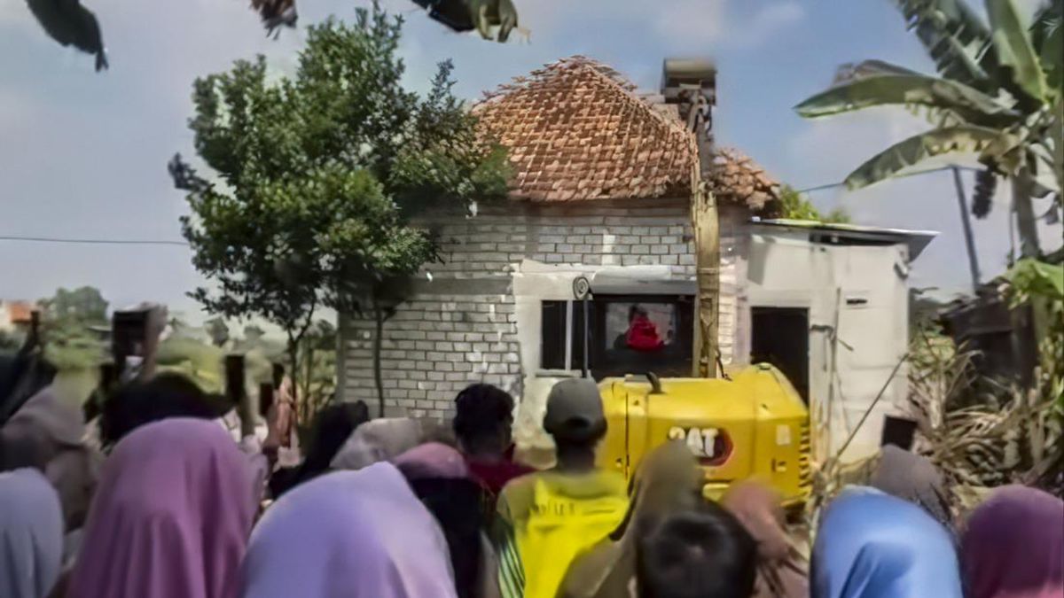 Suami Selingkuh, TKW Robohkan Rumah Hasil Kerja Bertahun-tahun
