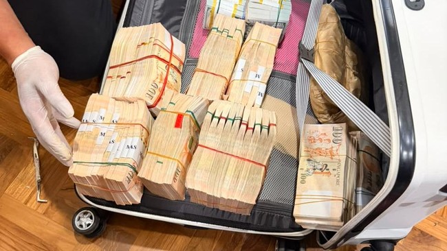 Uang barang bukti yang dimasukkan ke koper oleh penyelidik polisi dalam penggeledahan terkait korupsi dan TPPU di kawasan CIpete, Jakarta Selatan, Rabu (8/7). (dok. Polri)