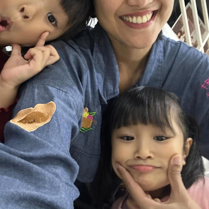<p>Di waktu luang, Zivanna memang sering menghabiskan waktu dengan anak kembarnya yang sedang aktif. Selain jalan-jalan, Zivanna berkreasi dengan membuat aktivitas menarik di rumah untuk <em>quality time</em> bersama Kimi dan Kana. Perempuan 37 tahun ini kerap bermain bersama dua putrinya untuk mempererat <em>bonding</em>. (Foto: Instagram @zivannaletisha)</p>