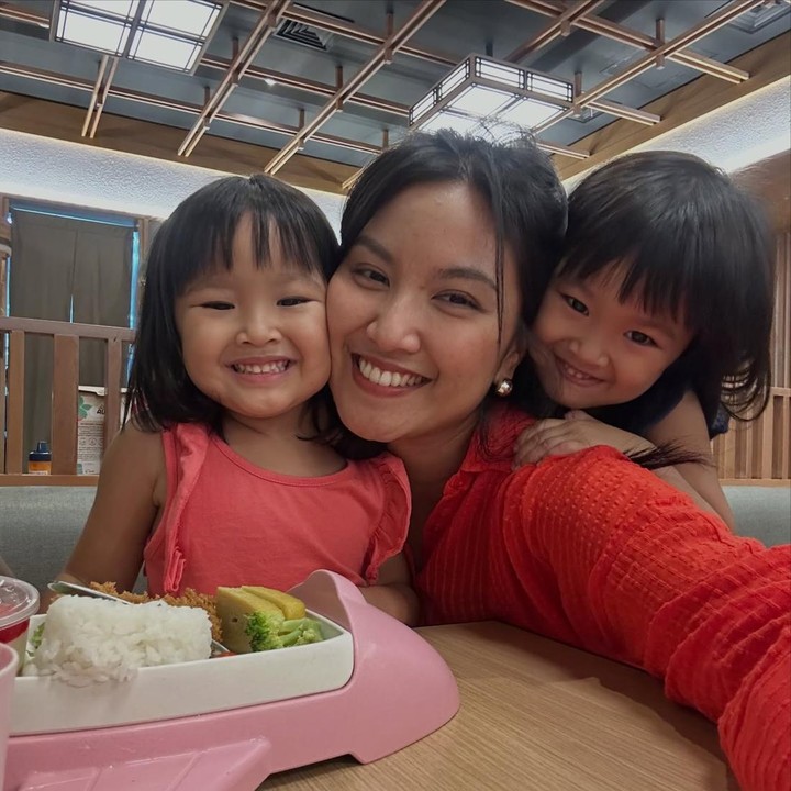 <p>Tak cuma menemani anak kembarnya bermain. Zivanna juga kerap mengajak dua putrinya itu membuat konten menghibur di media sosial. Kimi dan Kana tampaknya mewarisi sifat percaya diri sang Bunda untuk berani tampil di depan kamera. (Foto: Instagram @zivannaletisha)</p>